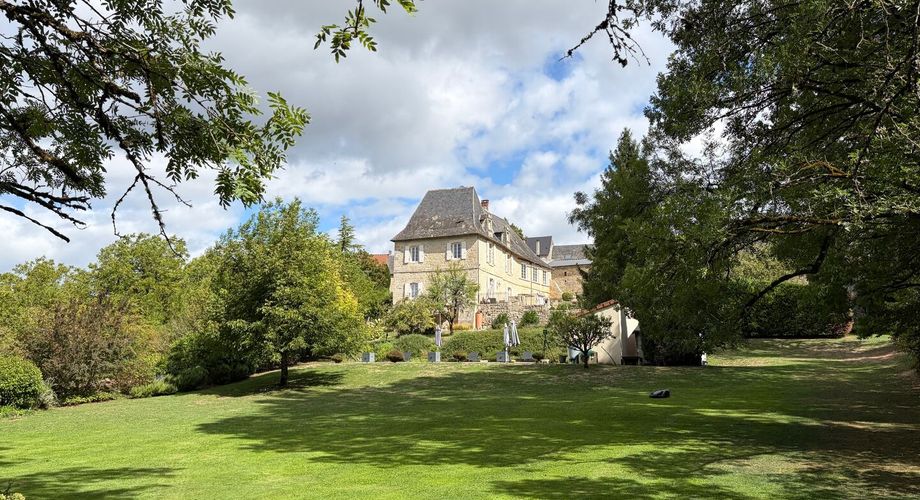 Emplacement rare pour cette superbe demeure du XVII ème siècle rénovée avec 1,8  ha au cœur d’un village du Périgord Noir avec commerces. 