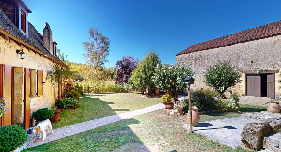 Propriété de caractère avec piscine unique, en Vallée Vézère , dans le Périgord Noir avec maison principale, gîte, dépendance et grottes sur 1,5 ha.