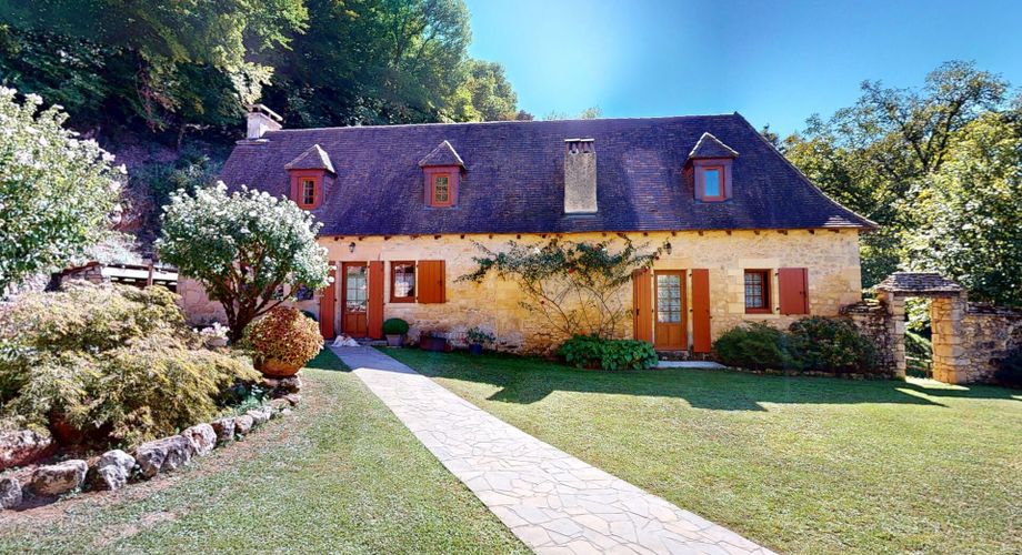 Propriété de caractère avec piscine unique, en Vallée Vézère , dans le Périgord Noir avec maison principale, gîte, dépendance et grottes sur 1,5 ha.