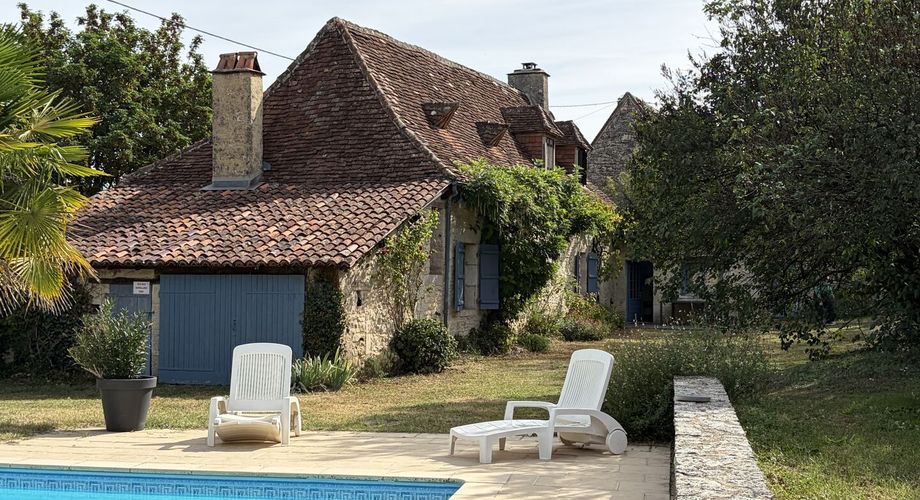 Périgord noir, à 20 minutes de Montignac-Lascaux, belle périgourdine rénovée, avec piscine chauffée sur terrain attenant.