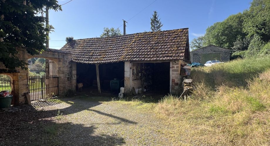 Fermette à rénover avec l'ensemble de ses dépendances agricoles sur 8 ha de terrrain au coeur d'un petit village du Périgord Noir.