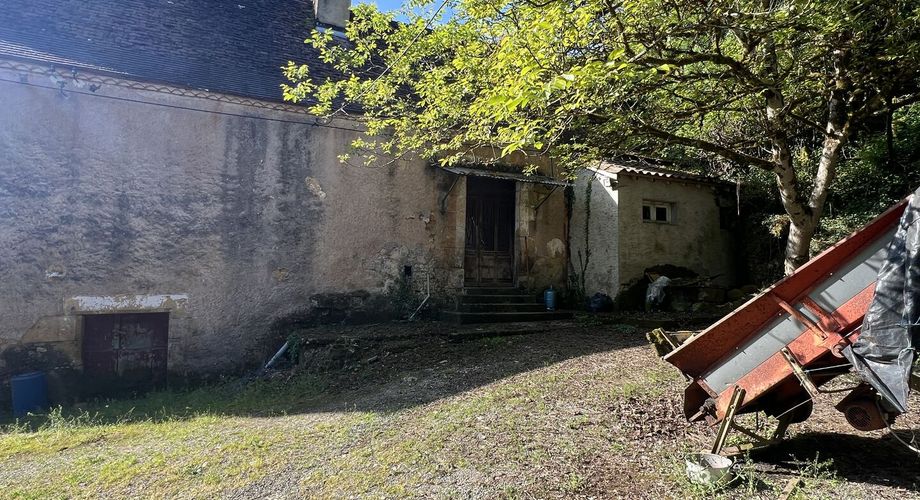 Fermette à rénover avec l'ensemble de ses dépendances agricoles sur 8 ha de terrrain au coeur d'un petit village du Périgord Noir.