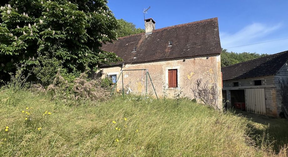 Fermette à rénover avec l'ensemble de ses dépendances agricoles sur 8 ha de terrrain au coeur d'un petit village du Périgord Noir.
