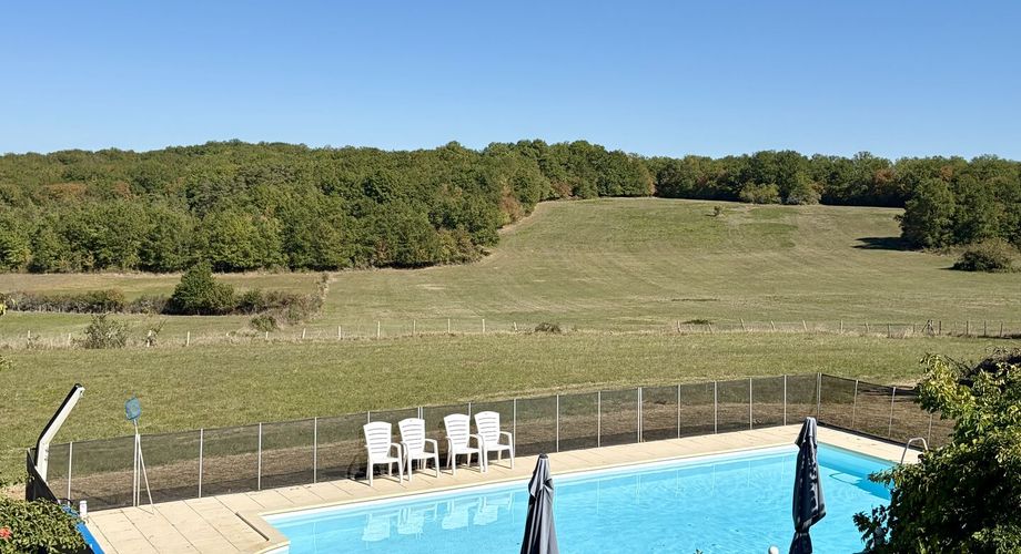 Dans un cadre exceptionel , propriété de caractère composée d'une maison prinicpale de 344 m² habitables, un gîte, des dépendances, d'une piscine et 4 ha de terrain.