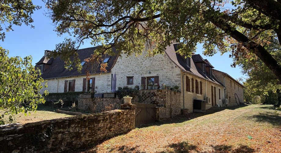 Dans un cadre exceptionel , propriété de caractère composée d'une maison prinicpale de 344 m² habitables, un gîte, des dépendances, d'une piscine et 4 ha de terrain.