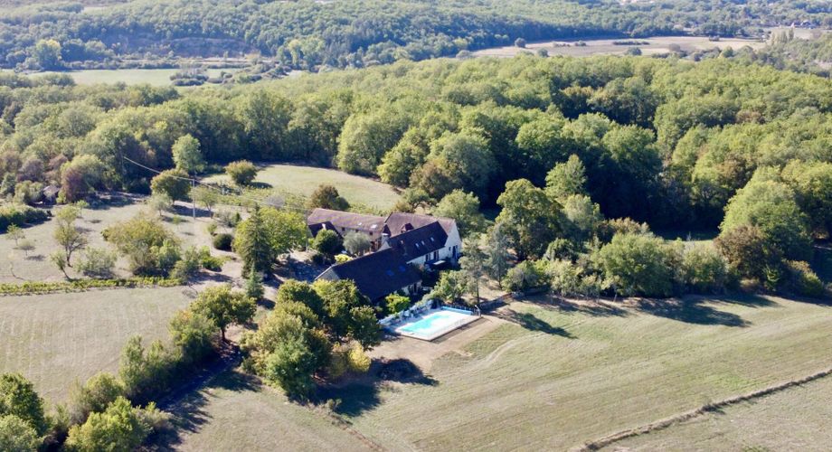 Dans un cadre exceptionel , propriété de caractère composée d'une maison prinicpale de 344 m² habitables, un gîte, des dépendances, d'une piscine et 4 ha de terrain.