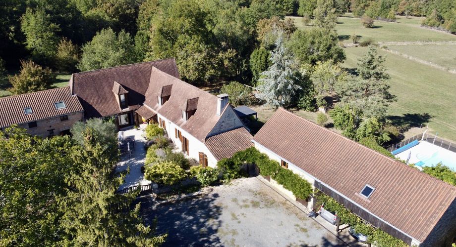 Dans un cadre exceptionel , propriété de caractère composée d'une maison prinicpale de 344 m² habitables, un gîte, des dépendances, d'une piscine et 4 ha de terrain.