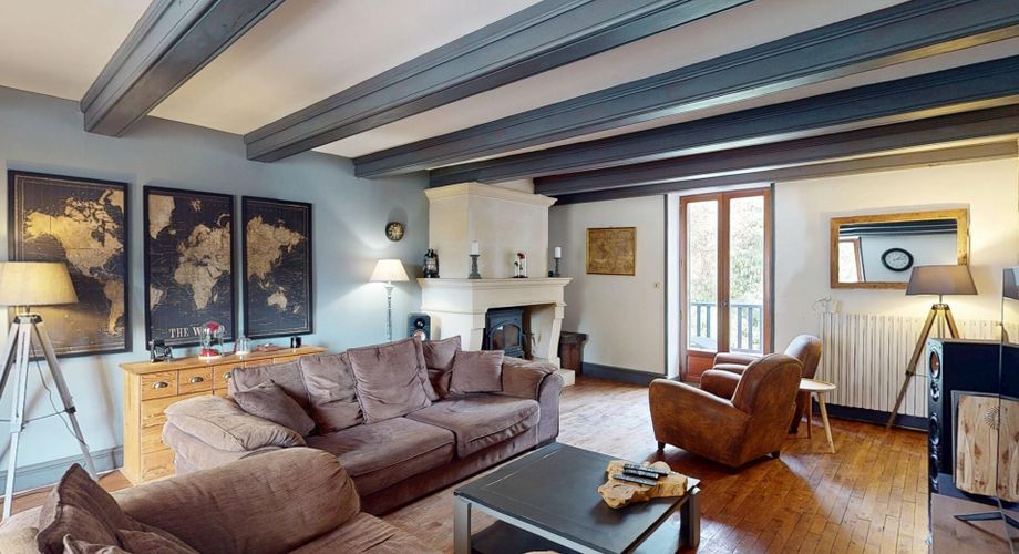 En Périgord Noir, dans la commune d’Hautefort, propriété ancienne entièrement rénovée offrant cinq grandes chambres, un sous-sol à usage de stockage, une grande grange et une ancienne piscine à rénover.