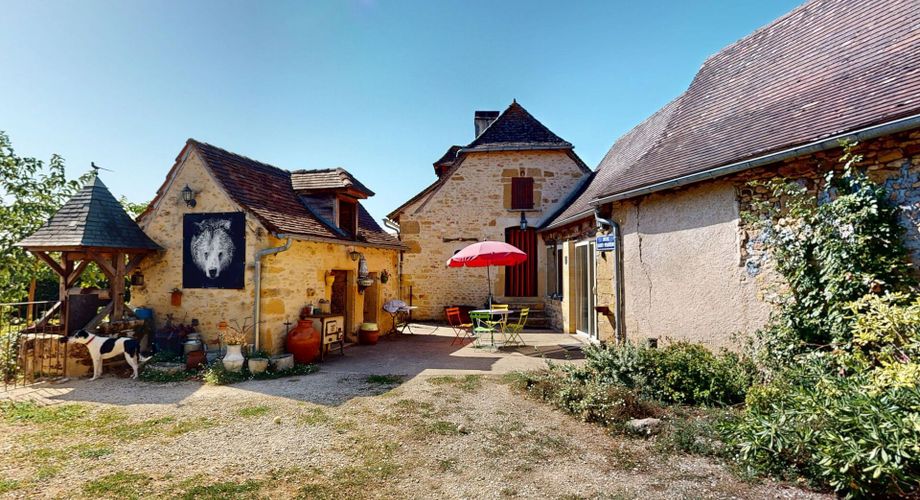 Maison de caractère avec dépendances dans un hameau authentique en Périgord Noir.