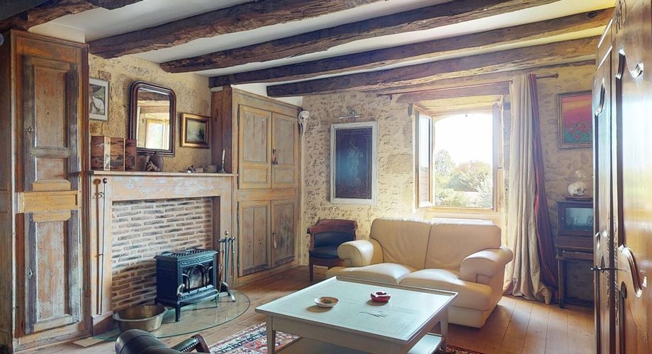 Maison de caractère avec dépendances dans un hameau authentique en Périgord Noir.
