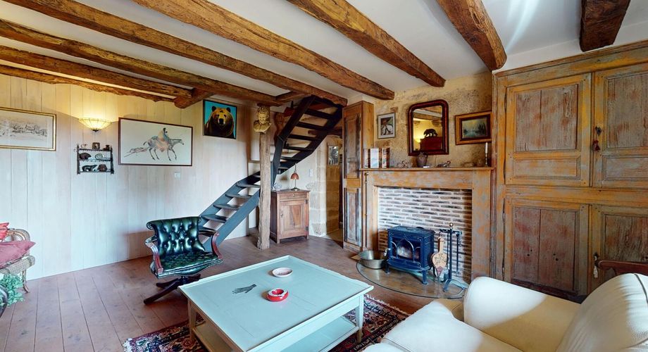 Maison de caractère avec dépendances dans un hameau authentique en Périgord Noir.