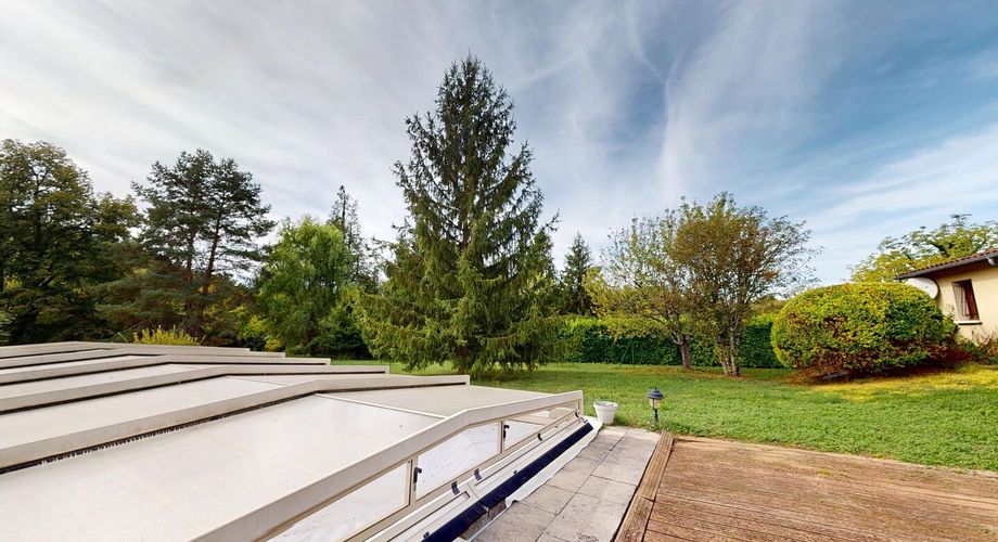 Rare à Montignac-Lascaux : à proximité à pieds des commerces et services, maison de plain-pied offrant grande pièce à vivre, 3 chambres, garage, piscine sur plus de 4000 m2 de terrain plat et arboré.