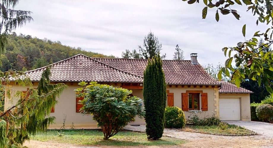 Rare à Montignac-Lascaux : à proximité à pieds des commerces et services, maison de plain-pied offrant grande pièce à vivre, 3 chambres, garage, piscine sur plus de 4000 m2 de terrain plat et arboré.