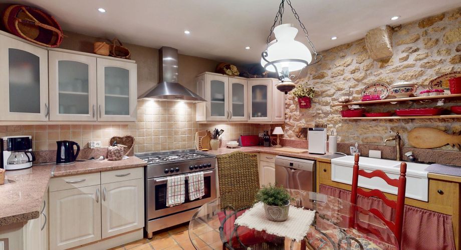 Maison de charme en plein centre de Montignac, la maison de vacance idéale avec 4 chambres et 4 salles d'eau, vendue meublée.