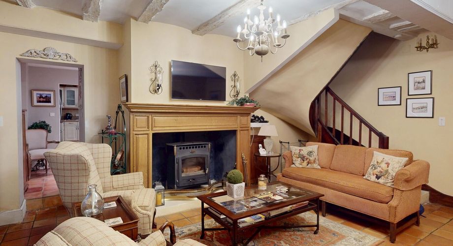 Maison de charme en plein centre de Montignac, la maison de vacance idéale avec 4 chambres et 4 salles d'eau, vendue meublée.