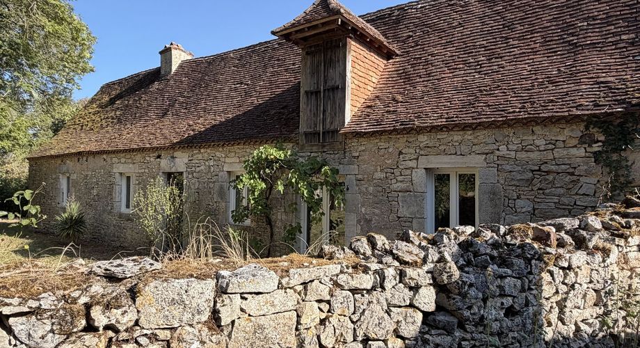 Maison de caractère à rénover avec un beau jardin. À saisir!