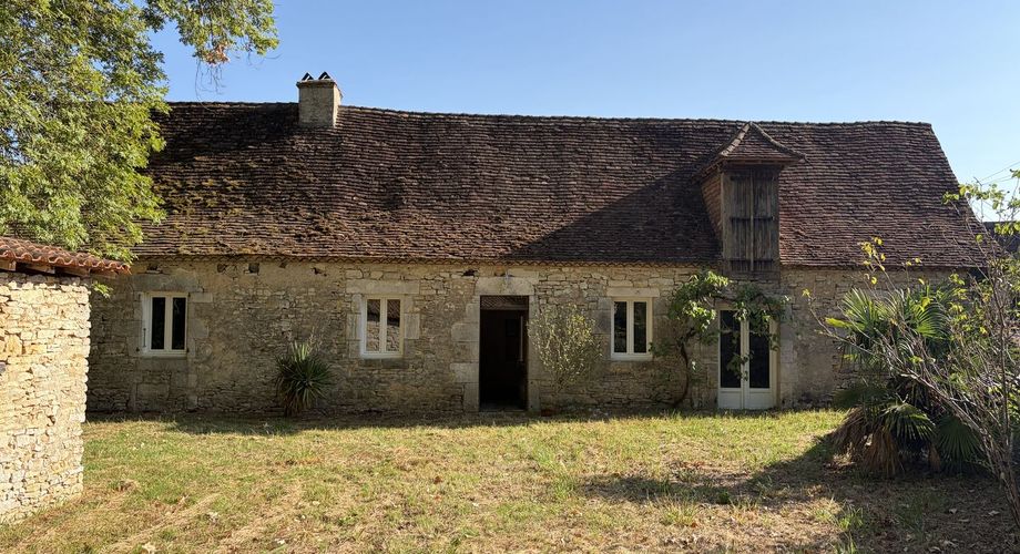 Maison de caractère à rénover avec un beau jardin. À saisir!