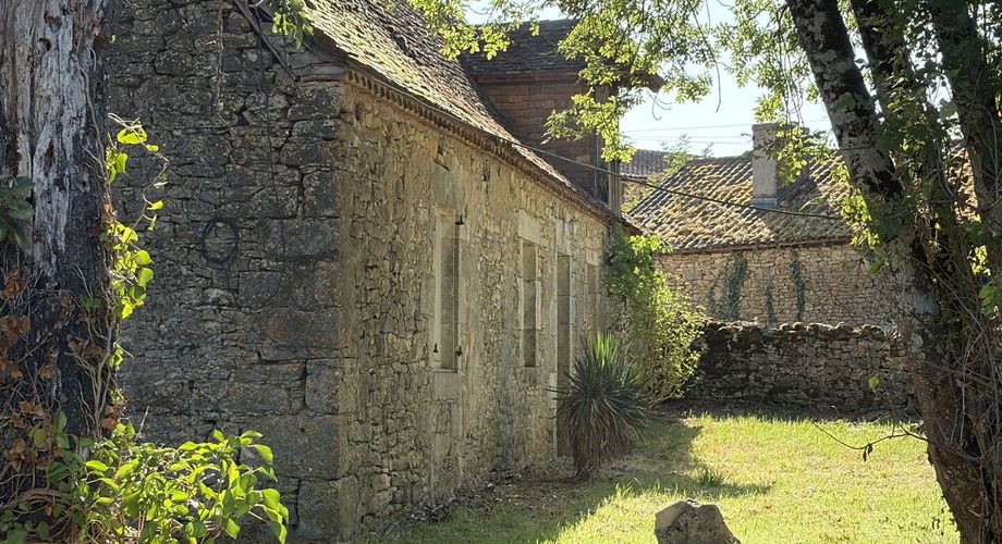 Maison de caractère à rénover avec un beau jardin. À saisir!
