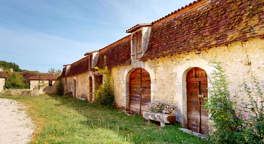 Domaine d’environ 40 hectares en Périgord Noir composé du Manoir, d’une métairie et d’importantes dépendances.