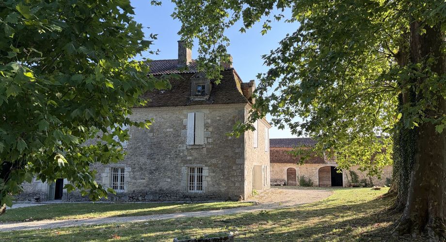 Domaine d’environ 40 hectares en Périgord Noir composé du Manoir, d’une métairie et d’importantes dépendances.