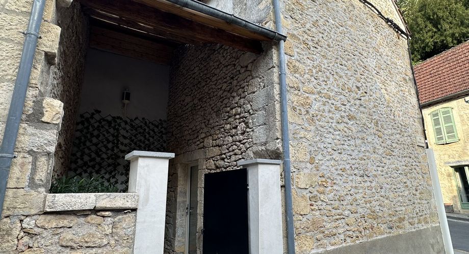 En Périgord Noir, au cœur de Montignac, maison ancienne entièrement rénovée avec petite terrasse couverte. 