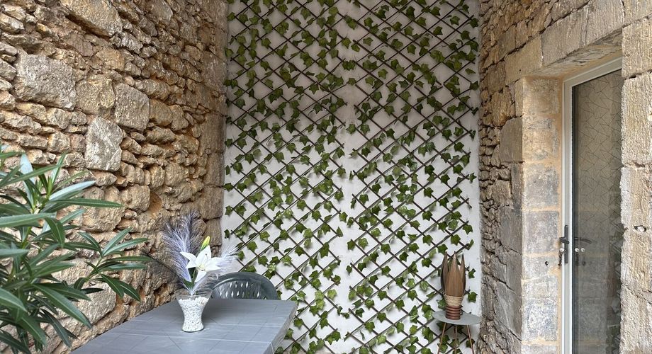 En Périgord Noir, au cœur de Montignac, maison ancienne entièrement rénovée avec petite terrasse couverte. 