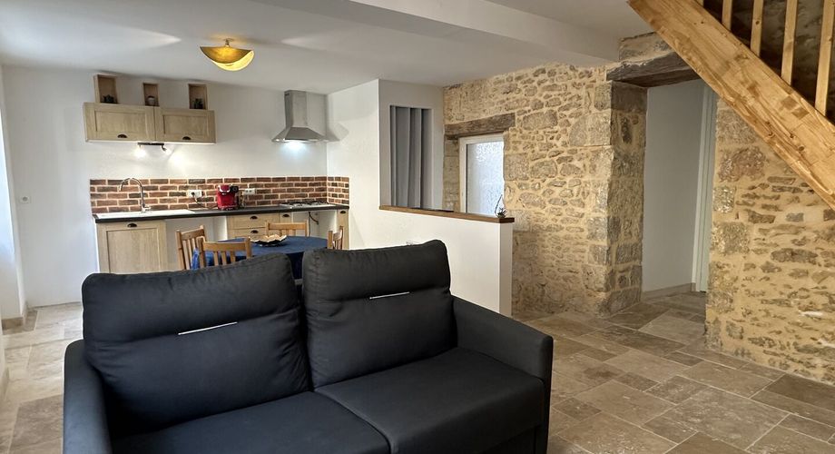 En Périgord Noir, au cœur de Montignac, maison ancienne entièrement rénovée avec petite terrasse couverte. 