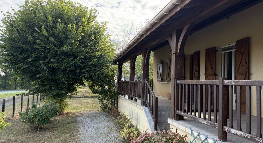 Sur les hauteurs de MONTIGNAC-LASCAUX, au calme, maison d'environ 133 m² habitables sur 1600 m² de jardin clos.