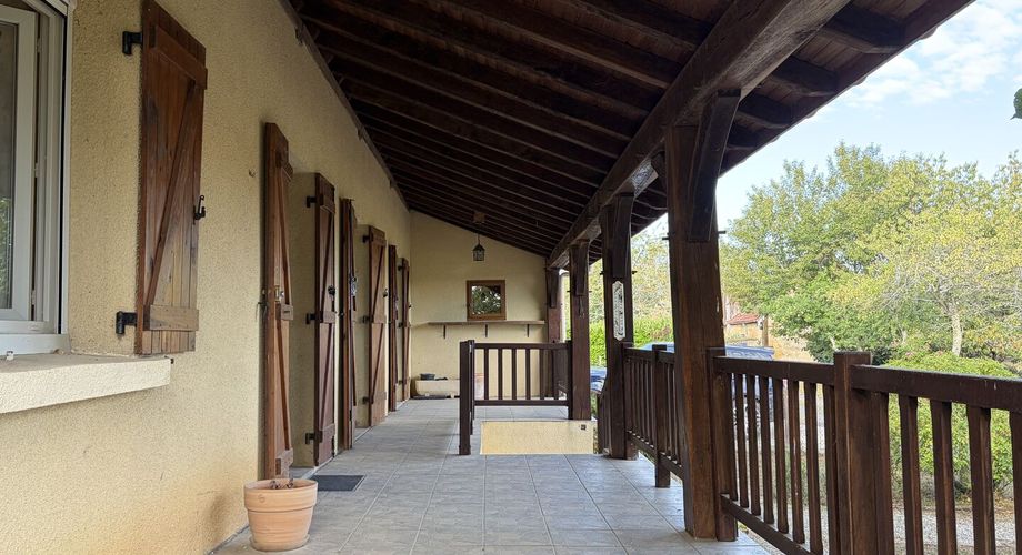 Sur les hauteurs de MONTIGNAC-LASCAUX, au calme, maison d'environ 133 m² habitables sur 1600 m² de jardin clos.