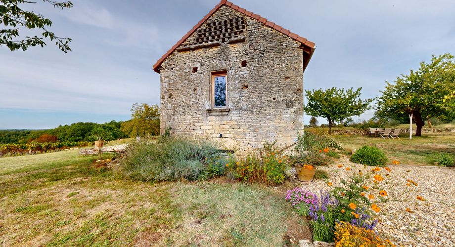 Le charme authentique du Périgord noir, entre pierre et nature. 