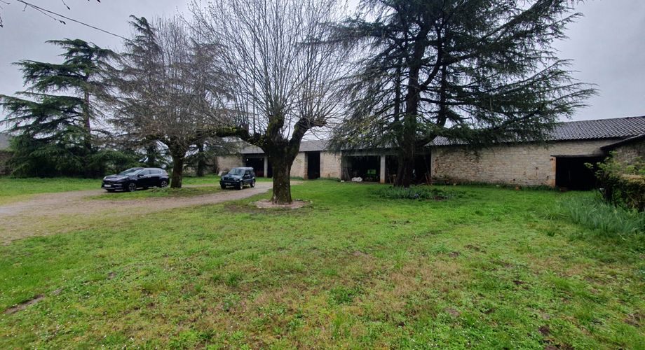Vallée du lot Ouest- En campagne isolée ancienne ferme avec 29 ha attenants