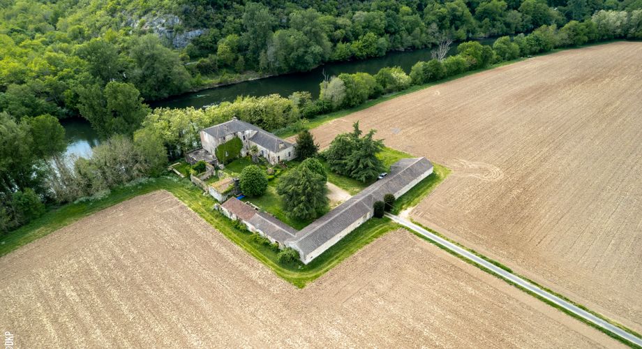 Vallée du lot Ouest- En campagne isolée ancienne ferme avec 29 ha attenants