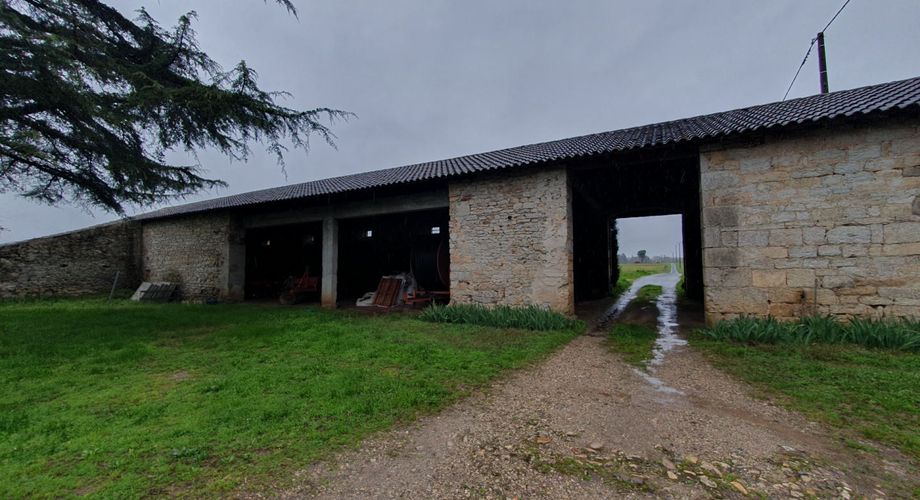 Vallée du lot Ouest- En campagne isolée ancienne ferme avec 29 ha attenants