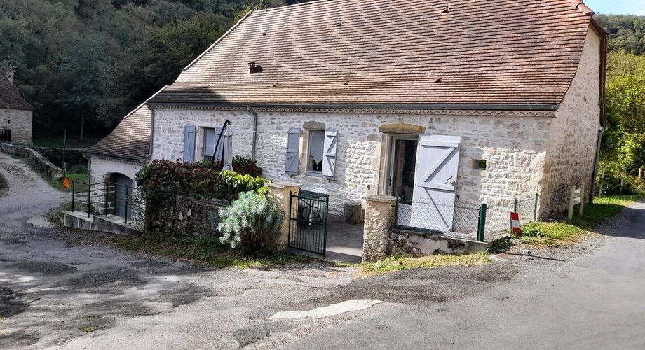 A vendre Rocamadour, maison T4 en pierre entièrement restaurée, terrain 2 513 m² bordé par ruisseau.