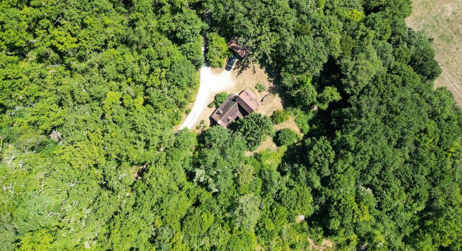 Entre Sarlat et Gourdon, Situation isolée et calme assuré pour cette Maison en pierre sur 2ha43 boisés