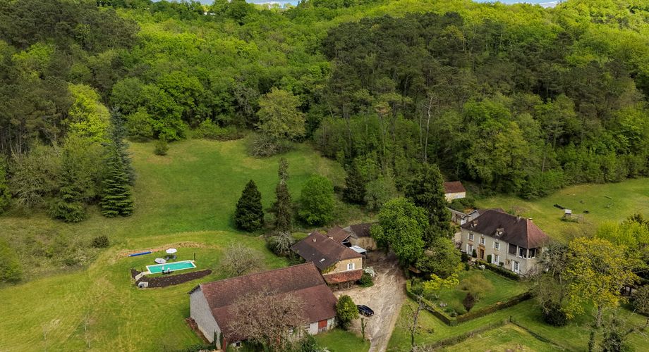 Secteur Cazals, au calme, Magnifique propriété de caractère avec gîte, piscine, étang et dépendances sur 4,7 hectares.