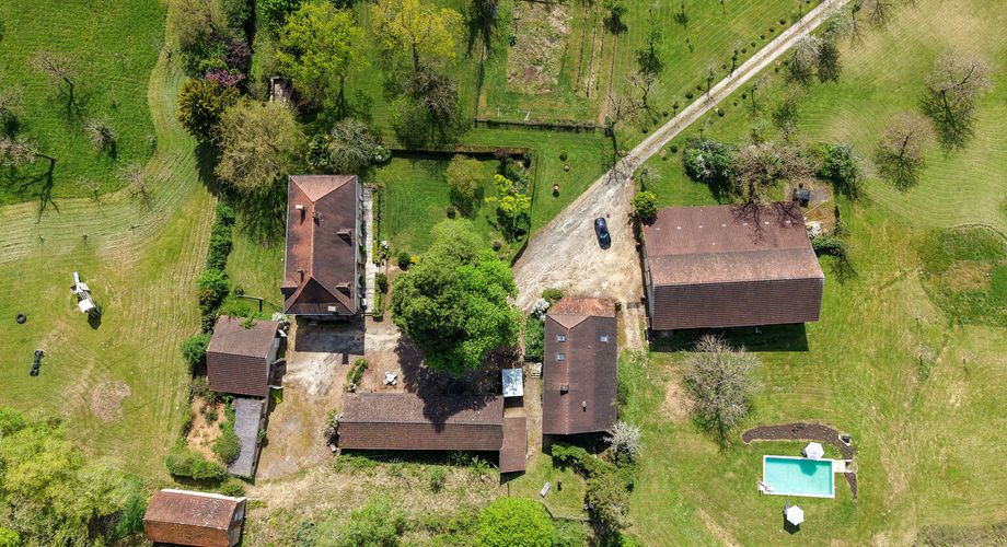 Secteur Cazals, au calme, Magnifique propriété de caractère avec gîte, piscine, étang et dépendances sur 4,7 hectares.