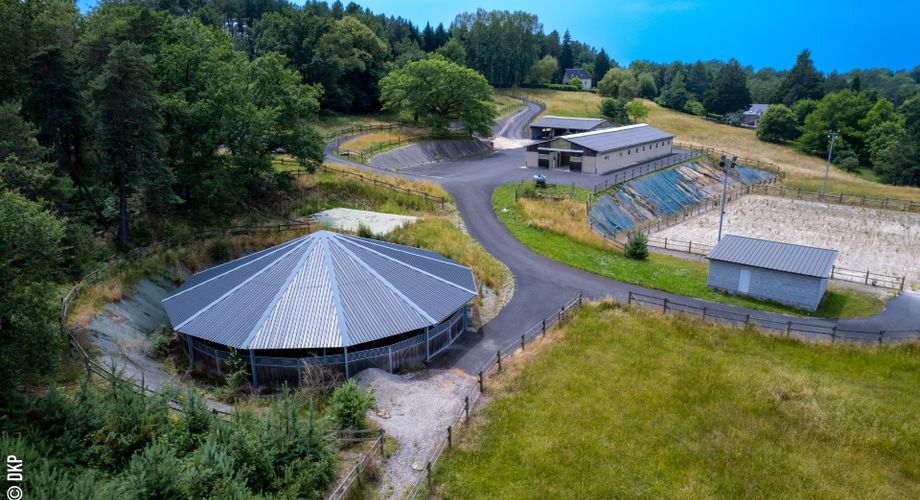 Propriété Equestre sur 25ha clos, Maison, gite, 14 box et équipements.