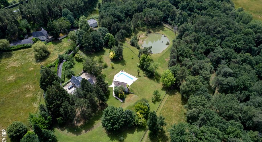Propriété Equestre sur 25ha clos, Maison, gite, 14 box et équipements.