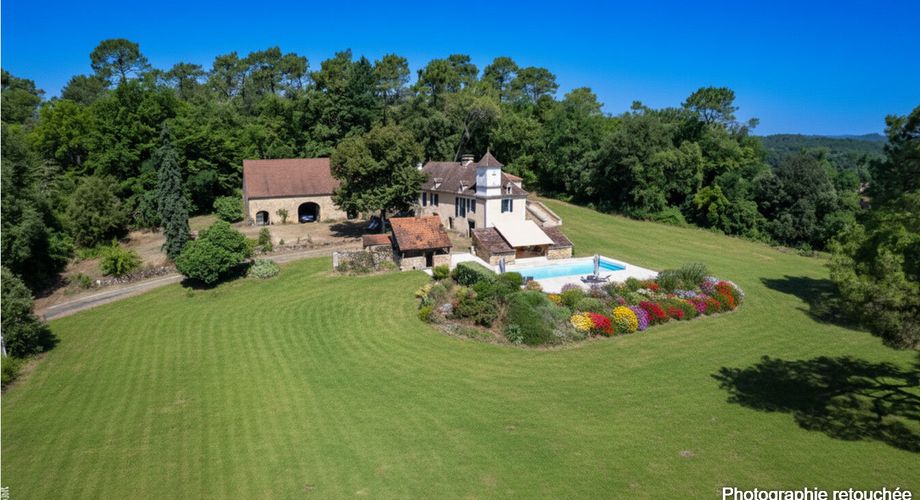 EXCLUSIVITÉ – Propriété de caractère avec gîte, piscine et dépendances sur 1,6 hectare – Secteur Gourdon