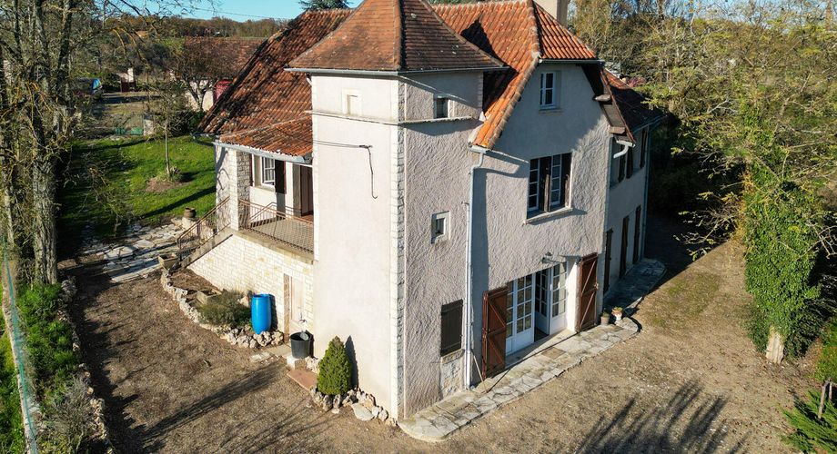 Secteur Catus, Ancienne ferme composée d'une maison, d'un gite, grange et hangar sur 9ha.