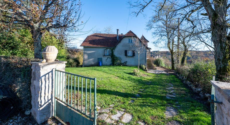 Secteur Catus, Ancienne ferme composée d'une maison, d'un gite, grange et hangar sur 9ha.