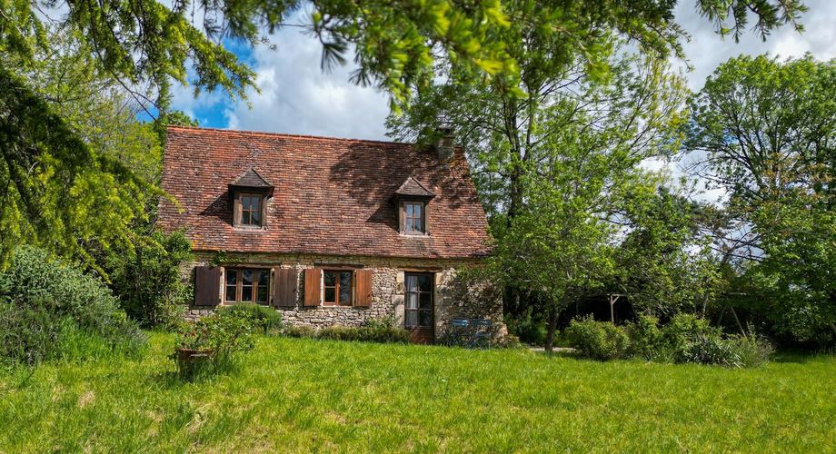 Sur les hauteurs de la vallée du Céou, bel ensemble de 2 maisons et piscine sur terrain de 7000m².