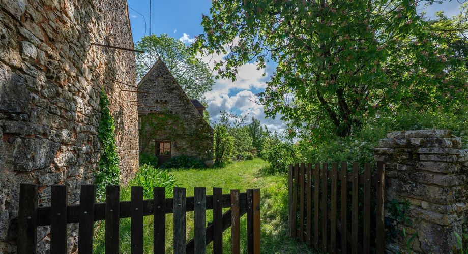 Sur les hauteurs de la vallée du Céou, bel ensemble de 2 maisons et piscine sur terrain de 7000m².