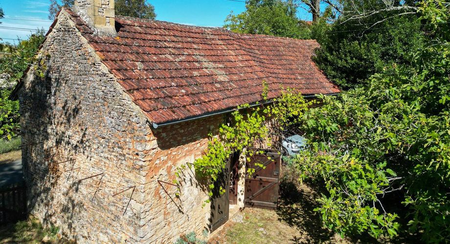 Sur les hauteurs de la vallée du Céou, bel ensemble de 2 maisons et piscine sur terrain de 7000m².