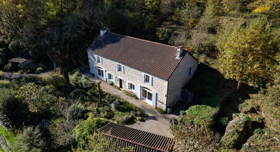 À vendre – Superbe maison en pierre de 5 chambres avec grand terrain boisé – Puy-l’Évêque (46)