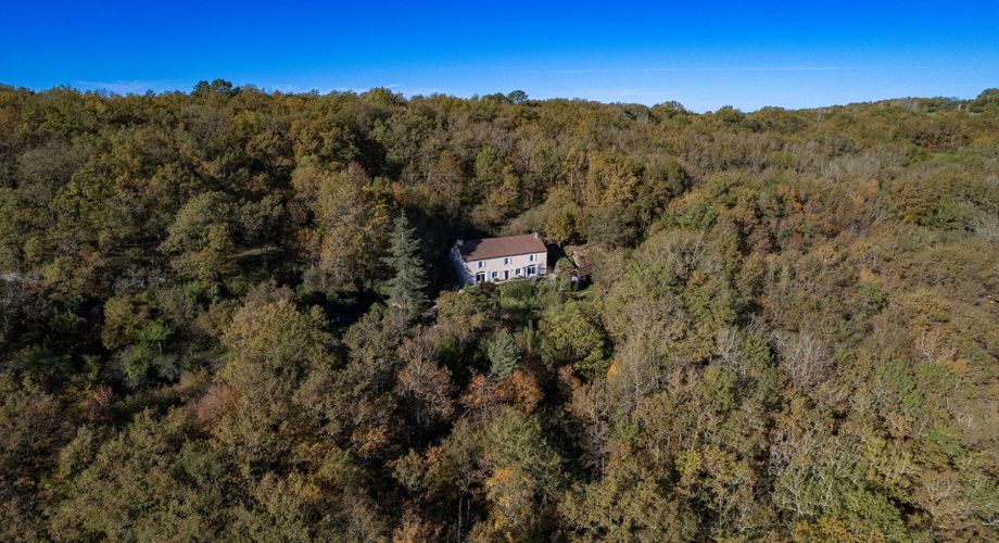 À vendre – Superbe maison en pierre de 5 chambres avec grand terrain boisé – Puy-l’Évêque (46)