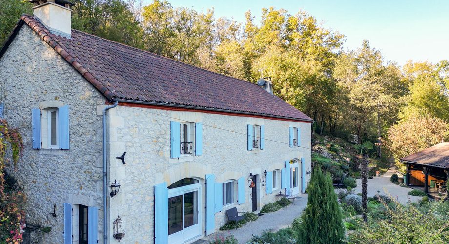 À vendre – Superbe maison en pierre de 5 chambres avec grand terrain boisé – Puy-l’Évêque (46)