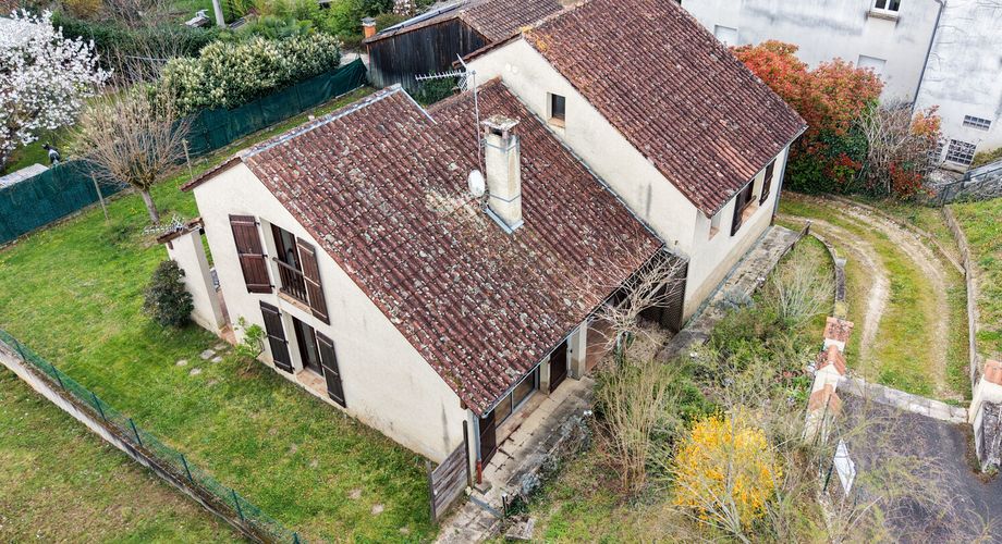 Maison atypique avec jardin clos au cœur de Souillac, beaux volumes et fort potentiel de valorisation