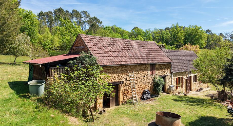 Secteur GOURDON, Maison en pierre isolée en pleine nature avec grange, dépendances et prairie entourée de forêt